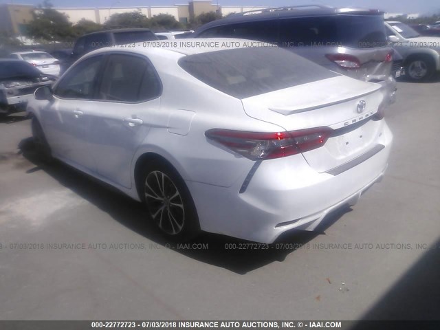 JTNB11HK9J3035861 - 2018 TOYOTA CAMRY L/LE/XLE/SE/XSE WHITE photo 3