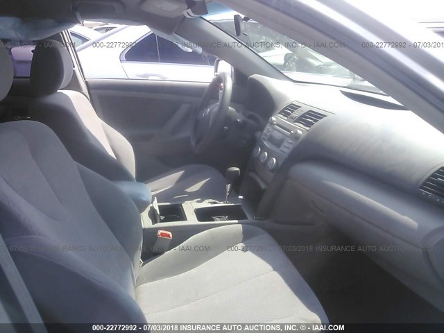 4T1BF3EK0AU088332 - 2010 TOYOTA CAMRY SE/LE/XLE SILVER photo 5