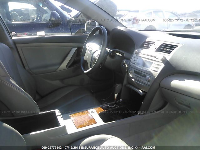 4T1BK46K29U078459 - 2009 TOYOTA CAMRY SE/LE/XLE SILVER photo 5