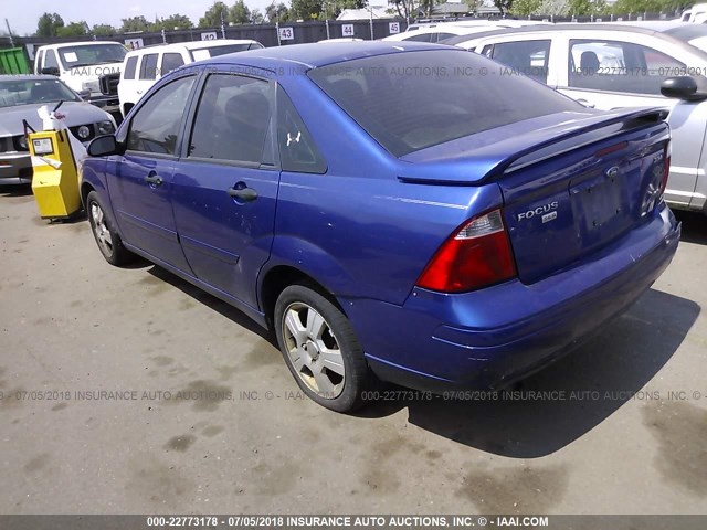 1FAFP34N75W196283 - 2005 FORD FOCUS ZX4 BLUE photo 3