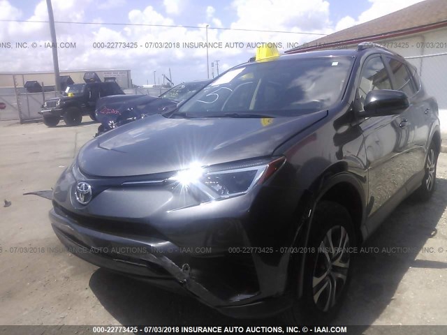 JTMZFREV1GJ093467 - 2016 TOYOTA RAV4 LE GRAY photo 2