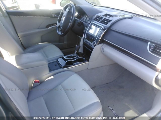 4T4BF1FK0CR186935 - 2012 TOYOTA CAMRY SE/LE/XLE GRAY photo 5