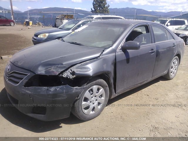 4T1BF3EK2BU182231 - 2011 TOYOTA CAMRY SE/LE/XLE GRAY photo 2