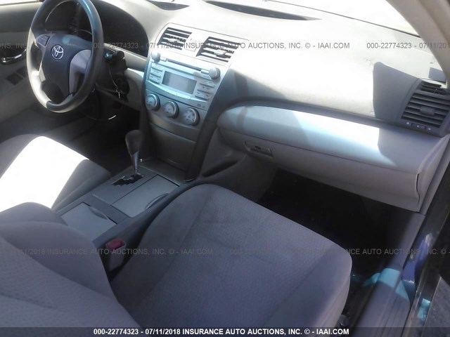 4T1BF3EK2BU182231 - 2011 TOYOTA CAMRY SE/LE/XLE GRAY photo 5