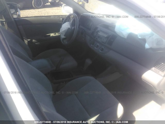 4T1BF32K13U051944 - 2003 TOYOTA CAMRY LE/XLE/SE 白色 照片 5