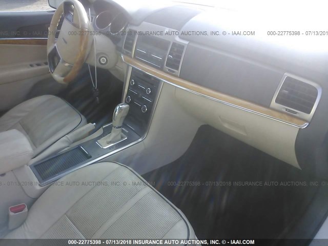 3LNHL2GC9CR813097 - 2012 LINCOLN MKZ WHITE photo 5