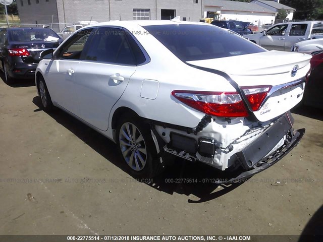 4T1BD1FK0HU211596 - 2017 TOYOTA CAMRY HYBRID/LE/XLE/SE WHITE photo 3