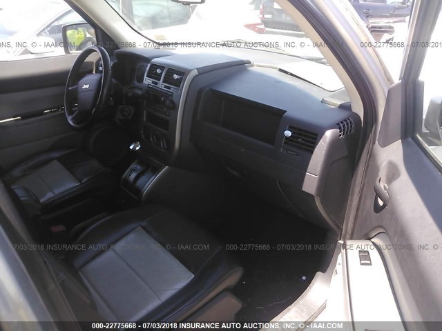 1J8FF48W27D409766 - 2007 JEEP PATRIOT LIMITED SILVER photo 5