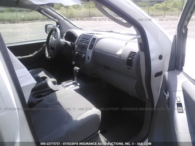 1N6AD0EV1BC419924 - 2011 NISSAN FRONTIER S/SV/SL/PRO-4X WHITE photo 5