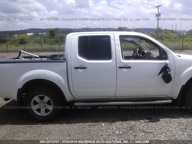 1N6AD0EV1BC419924 - 2011 NISSAN FRONTIER S/SV/SL/PRO-4X WHITE photo 6