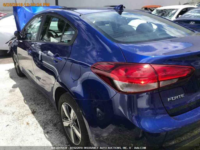 3KPFL4A70JE198964 - 2018 KIA FORTE LX/S BLUE photo 17