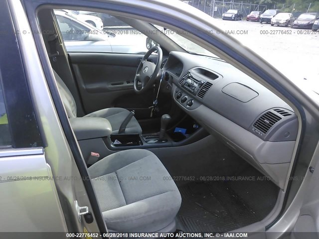 4T1BE30K12U638519 - 2002 TOYOTA CAMRY LE/XLE/SE ოქროსფერი ფოტო 5