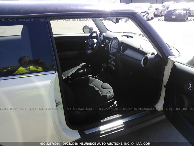 WMWMF3C56ATZ61966 - 2010 MINI COOPER BEIGE photo 5