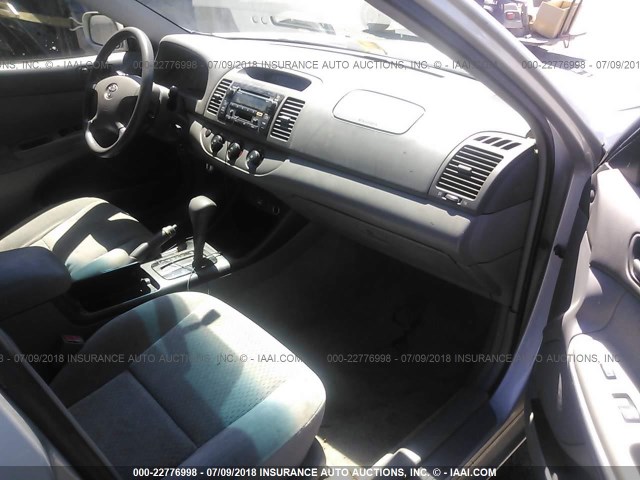 4T1BE32KX2U008141 - 2002 TOYOTA CAMRY LE/XLE/SE Gümüş foto 5