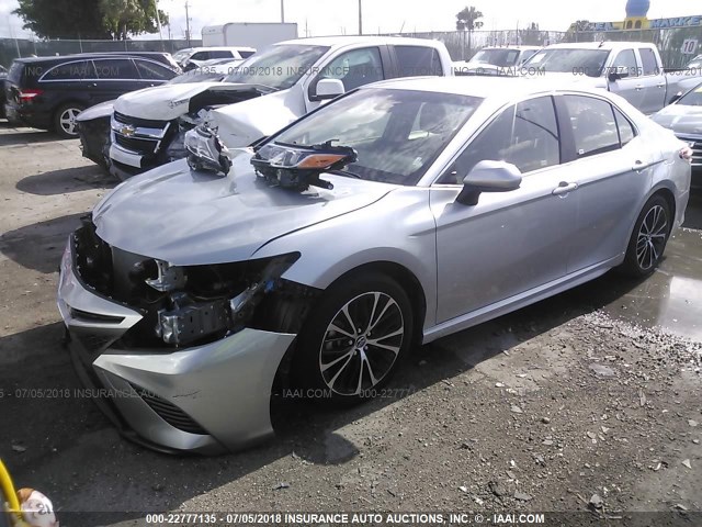 JTNB11HK7J3028214 - 2018 TOYOTA CAMRY L/LE/XLE/SE/XSE SILVER photo 2