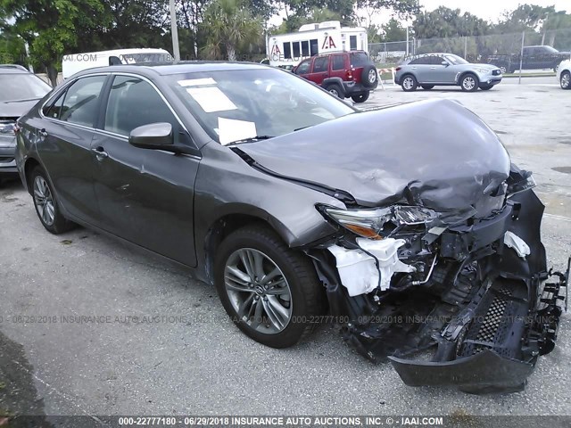4T1BF1FK8HU711175 - 2017 TOYOTA CAMRY LE/XLE/SE/XSE GRAY photo 1