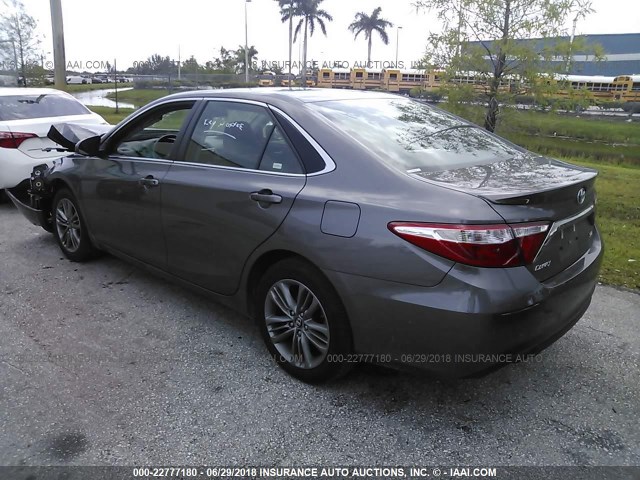 4T1BF1FK8HU711175 - 2017 TOYOTA CAMRY LE/XLE/SE/XSE GRAY photo 3