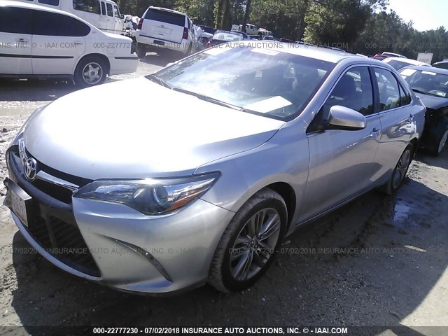 4T1BF1FK7HU741476 - 2017 TOYOTA CAMRY LE/XLE/SE/XSE SILVER photo 2