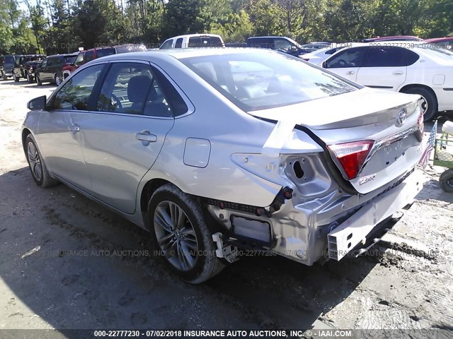 4T1BF1FK7HU741476 - 2017 TOYOTA CAMRY LE/XLE/SE/XSE SILVER photo 3