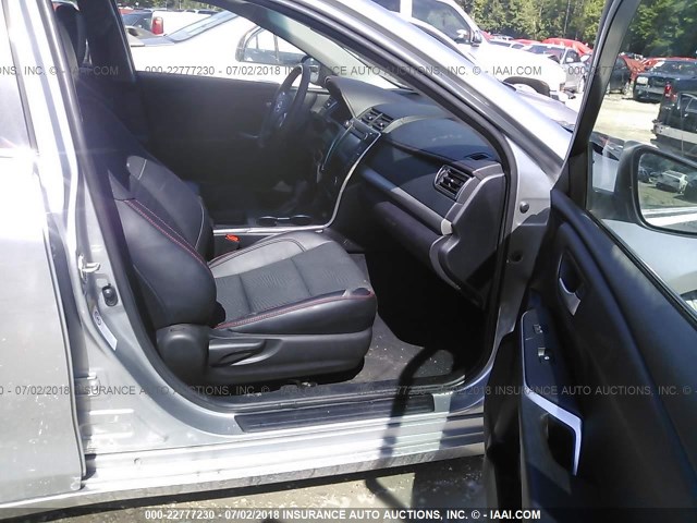 4T1BF1FK7HU741476 - 2017 TOYOTA CAMRY LE/XLE/SE/XSE SILVER photo 5