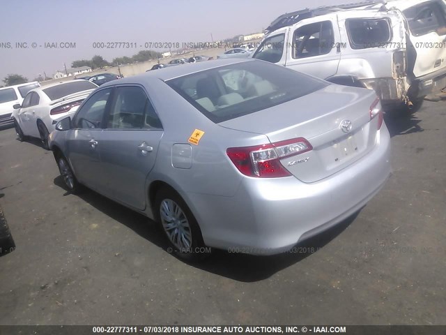 4T4BF1FKXCR259549 - 2012 TOYOTA CAMRY SE/LE/XLE SILVER photo 3