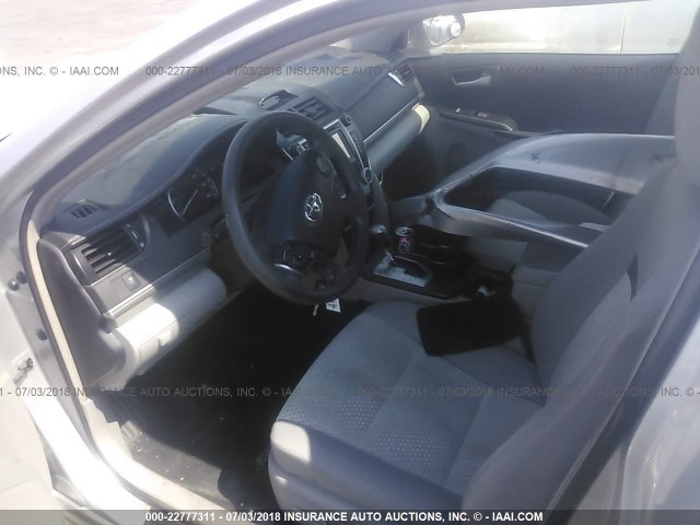 4T4BF1FKXCR259549 - 2012 TOYOTA CAMRY SE/LE/XLE SILVER photo 5