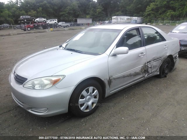 4T1BE32KX2U070347 - 2002 TOYOTA CAMRY LE/XLE/SE ვერცხლისფერი ფოტო 2