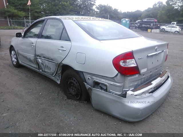 4T1BE32KX2U070347 - 2002 TOYOTA CAMRY LE/XLE/SE ვერცხლისფერი ფოტო 3