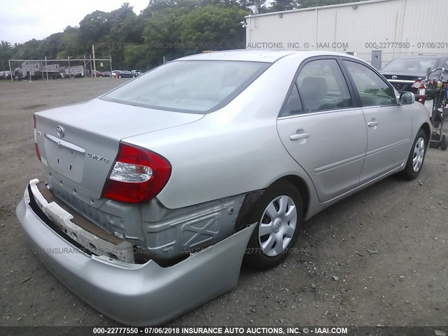 4T1BE32KX2U070347 - 2002 TOYOTA CAMRY LE/XLE/SE ვერცხლისფერი ფოტო 4