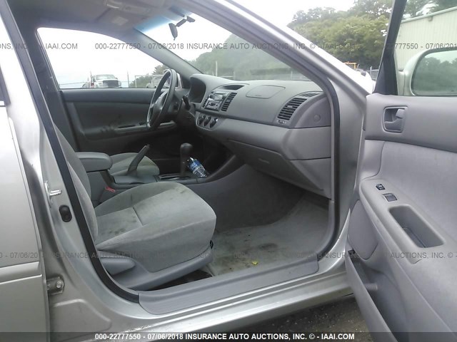 4T1BE32KX2U070347 - 2002 TOYOTA CAMRY LE/XLE/SE ვერცხლისფერი ფოტო 5