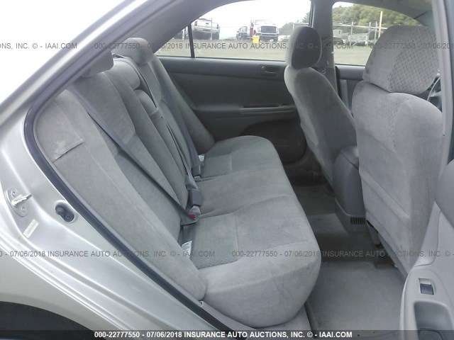 4T1BE32KX2U070347 - 2002 TOYOTA CAMRY LE/XLE/SE ვერცხლისფერი ფოტო 8
