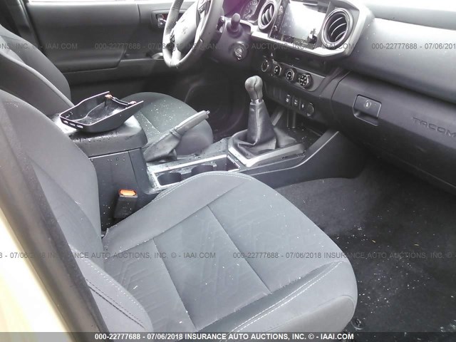 5TFCZ5AN4JX145948 - 2018 TOYOTA TACOMA DBL CAB/SR/TRDSPT/OR/PRO მწვანე ფოტო 5