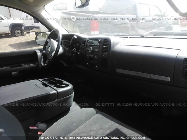 1GCHC23K28F110611 - 2008 CHEVROLET SILVERADO C2500 HEAVY DUTY WHITE photo 5