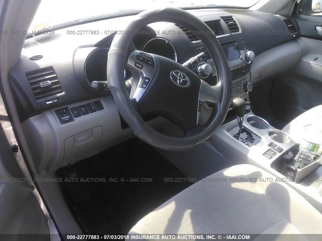 5TDBK3EH8CS120830 - 2012 TOYOTA HIGHLANDER SE SILVER photo 5