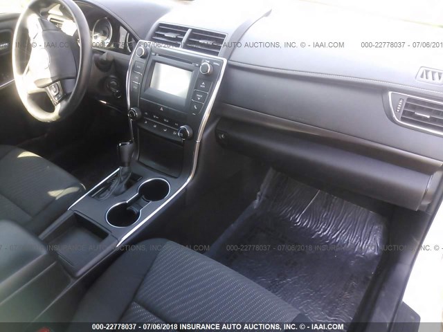 4T4BF1FK4GR526514 - 2016 TOYOTA CAMRY LE/XLE/SE/XSE WHITE photo 5