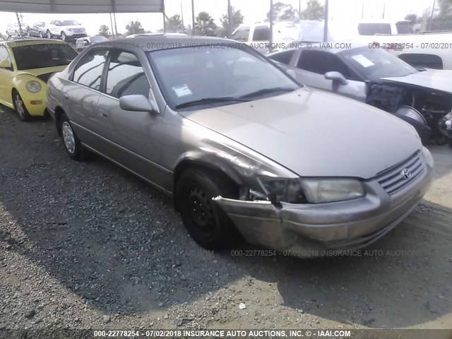 JT2BG22K8W0119611 - 1998 TOYOTA CAMRY CE/LE/XLE BEIGE photo 1