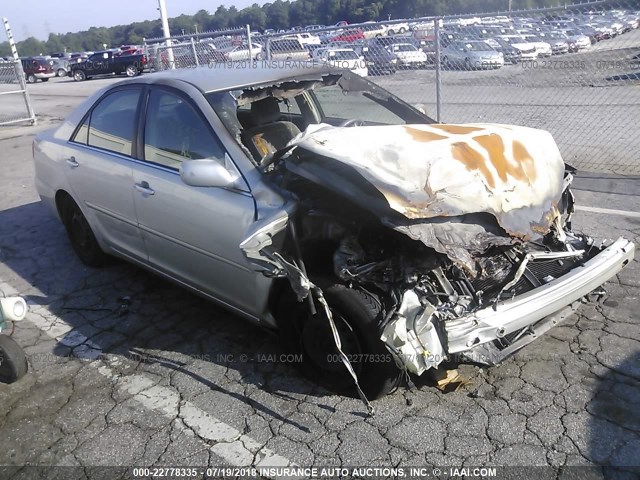 JTDBE32K720108144 - 2002 TOYOTA CAMRY LE/XLE/SE 银色 照片 1