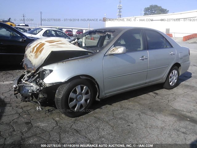 JTDBE32K720108144 - 2002 TOYOTA CAMRY LE/XLE/SE 银色 照片 2