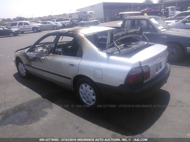 1HGCD5637VA014786 - 1997 HONDA ACCORD LX/EX SILVER photo 3