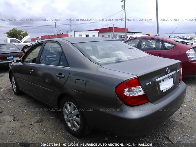 JTDBE32K430226394 - 2003 TOYOTA CAMRY LE/XLE GRAY photo 3