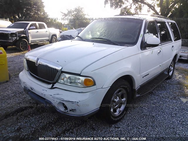 5LMRU27A0YLJ15318 - 2000 LINCOLN NAVIGATOR WHITE photo 2