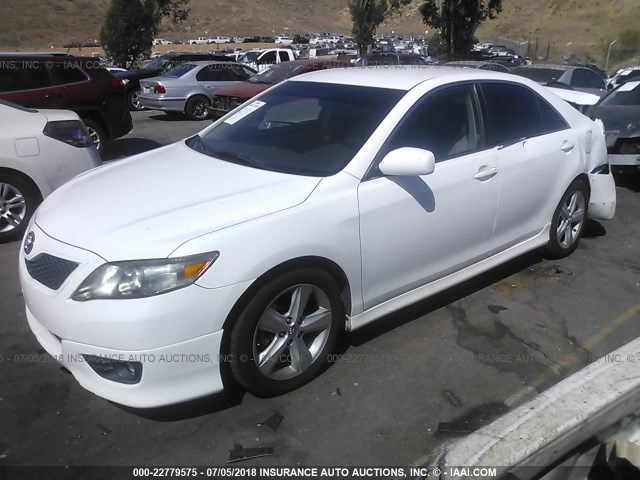 4T1BF3EK3BU726929 - 2011 TOYOTA CAMRY SE/LE/XLE WHITE photo 2