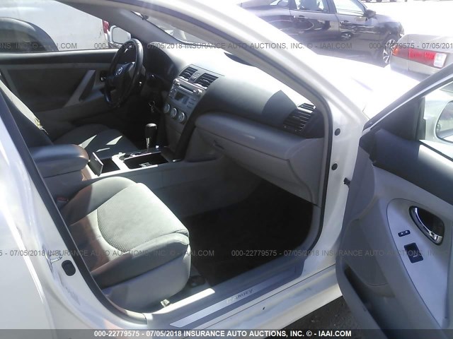 4T1BF3EK3BU726929 - 2011 TOYOTA CAMRY SE/LE/XLE WHITE photo 5