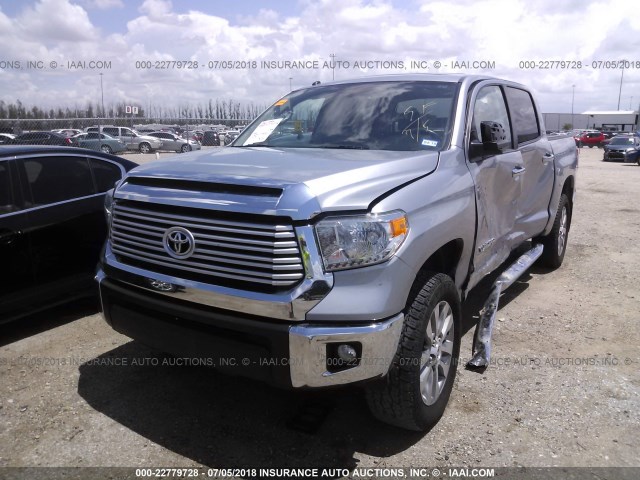 5TFHW5F12EX390340 - 2014 TOYOTA TUNDRA CREWMAX LIMITED SILVER photo 2