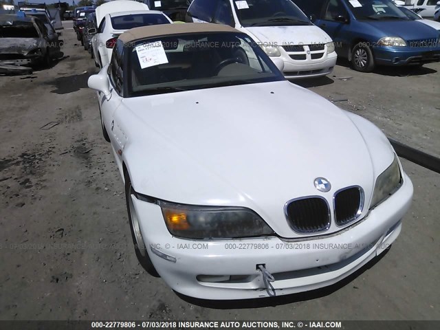 4USCH7324VLB82073 - 1997 BMW Z3 1.9 WHITE photo 6