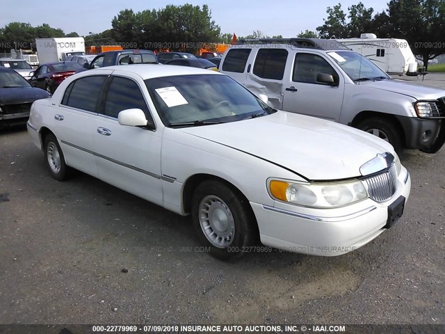 1LNHM81W61Y612579 - 2001 LINCOLN TOWN CAR EXECUTIVE WHITE photo 1