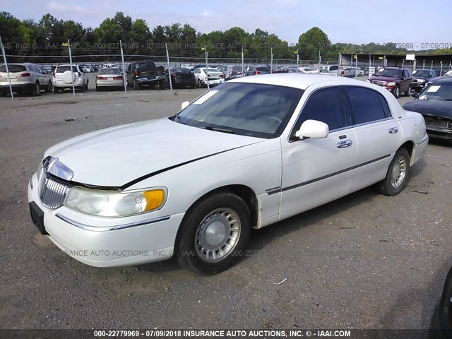 1LNHM81W61Y612579 - 2001 LINCOLN TOWN CAR EXECUTIVE WHITE photo 2
