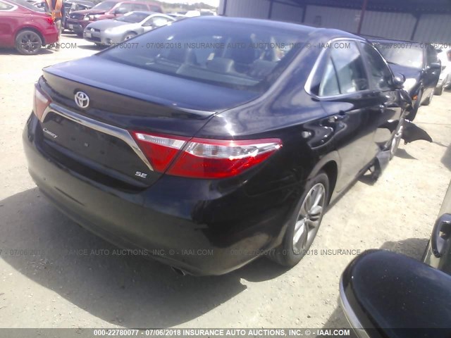 4T1BF1FK5GU237135 - 2016 TOYOTA CAMRY LE/XLE/SE/XSE 黑色 照片 4