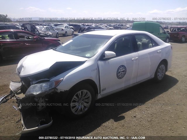 4T1BD1FK0DU073391 - 2013 TOYOTA CAMRY HYBRID/LE/XLE WHITE photo 2