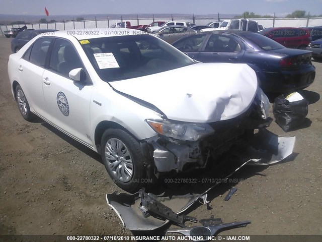 4T1BD1FK0DU073391 - 2013 TOYOTA CAMRY HYBRID/LE/XLE WHITE photo 6